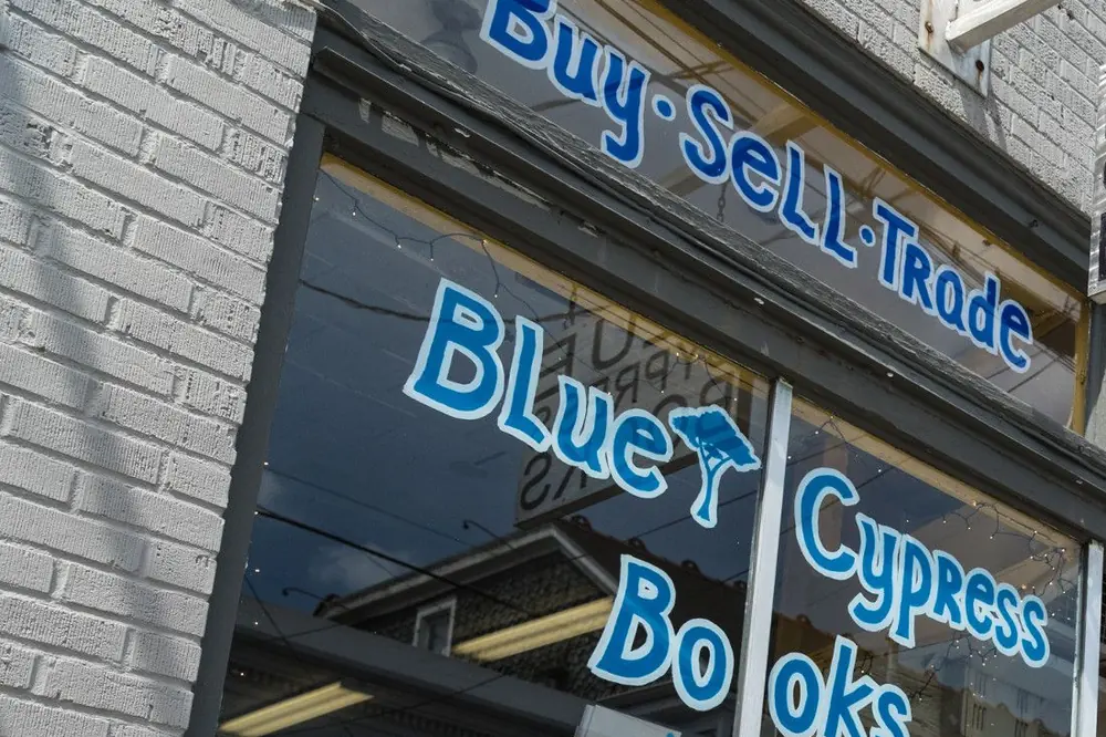 The blue hand-painted window lettering of Blue Cypress Books on Oak Street.